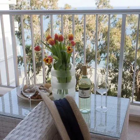 Living By The Beach Apartment