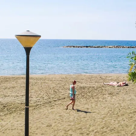 Living By The Beach Apartment *