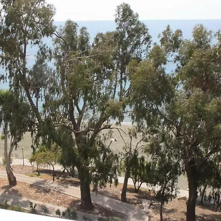 Living By The Beach Apartman *