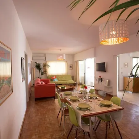 Living By The Beach Apartman *