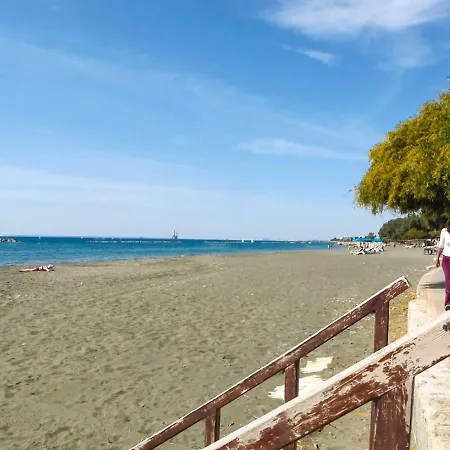 Living By The Beach Apartman *