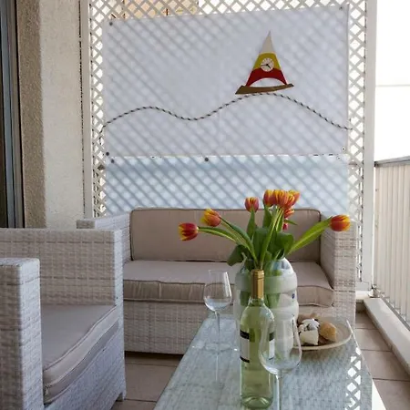 Living By The Beach Apartman Limassol